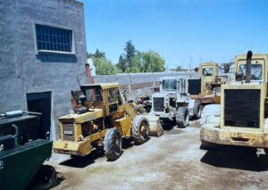 El patio de nuestro primer taller, lleno de maquinaria esperando ser reparada.